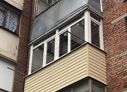 Остекление балкона с обшивкой сайдингом